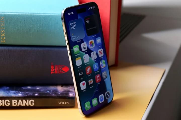 An iPhone Air standing upright to show its display and thin profile. Credit: Sam Rutherford.